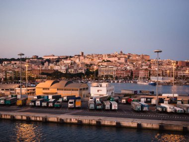 Bir geminin güvertesinden görülen Cagliari limanda palamarla.