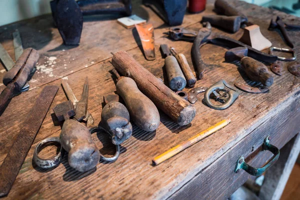 靴屋の木製のカウンターの詳細 — ストック写真