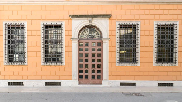 Maison Ancienne Italienne Façade Sur Rue Avec Des Fenêtres Protégées — Photo