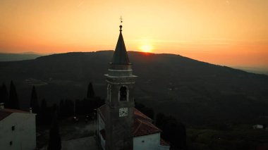 Gün batımında İtalyan Hills tipik bir küçük köyün havadan görünümü.