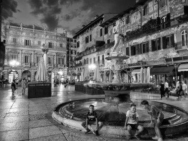 Verona, İtalya - 17 Temmuz 2018: Heykel Madonna Doğum Via delle Erbe gece, Verona, Veneto, İtalya