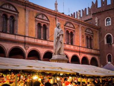 Verona, İtalya - 18 Kasım 2018: Heykel, Dante Alighieri Piazza dei sinyorlar Noel pazarları sırasında içinde.