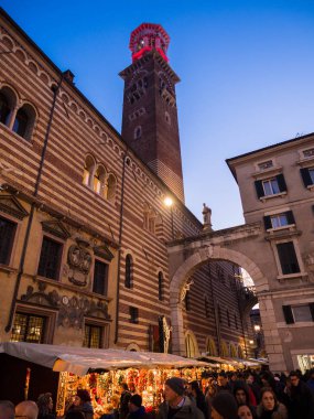 Verona, İtalya - 18 Kasım 2018: Piazza dei sinyorlar sırasında Noel pazarları.