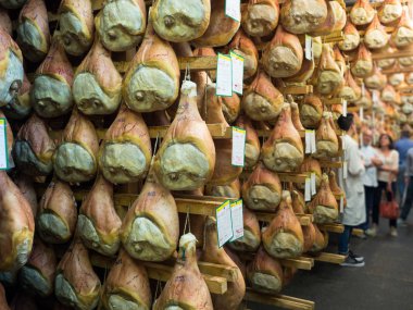 Montagnana, İtalya. 20 Mayıs 2018: Montagnana, İtalya içinde çiğ jambon Festivali vesilesiyle bir jambon fabrika turu güdümlü.
