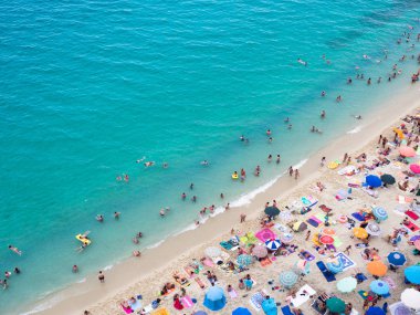 Tropea, İtalya - 21 Ağustos 2018: Plaj yüzücüler ile kalabalık kristal deniz. Üstten görünüm.