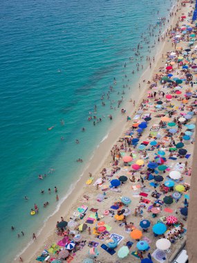 Tropea, İtalya - 21 Ağustos 2018: Plaj yüzücüler ile kalabalık kristal deniz. Üstten görünüm.