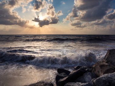 Sunset beach kaba denizlerde ve çökmesini dalgaları ile.