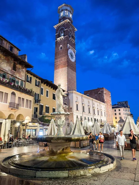 Verona Itálie Července 2018 Socha Madony Piazza Delle Erbe Noci — Stock fotografie