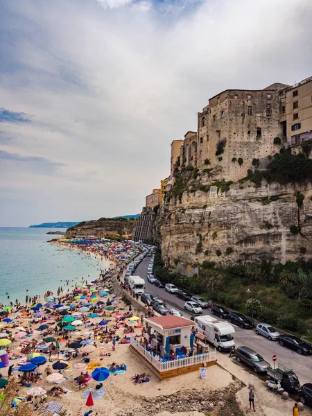Panorama Van Tropea Italië Strand Vol Met Zonaanbidders — Stockfoto