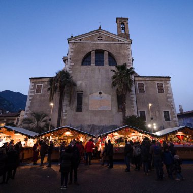 Arco, İtalya - 11 Kasım 2017: Ana meydanda karakteristik Noel pazarları.