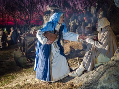 Villaga, İtalya - 30 Aralık 2017: Geleneksel olarak her yıl yer alır Nativity gösterimi sırasında Cüzamlı bir dilenci kadın yardımcı olur.