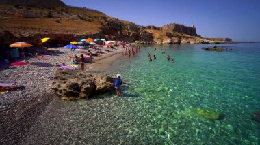 Güzel çakıl plajı ile şeffaf deniz Sicilya, İtalya.
