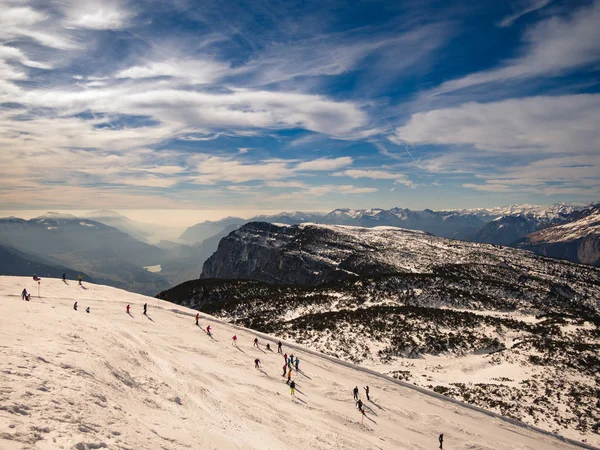 Declive Esqui Montanhas Cobertas Neve Fundo Paisagem Inverno — Fotografia de Stock