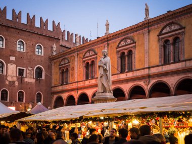 Verona, İtalya - 18 Kasım 2018: Heykel, Dante Alighieri Piazza dei sinyorlar Noel pazarları sırasında içinde.