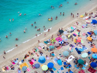 Tropea, İtalya - 21 Ağustos 2018: Plaj yüzücüler ile kalabalık kristal deniz. Üstten görünüm.