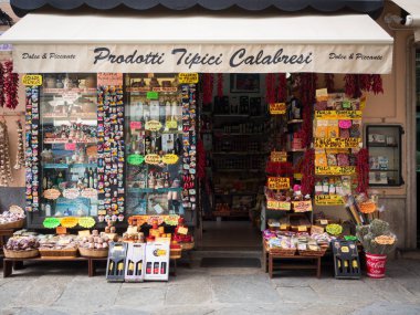 Tropea, İtalya - 21 Ağustos 2018: Eğer baharatlı Calabrian biber ve ünlü Tropea soğan satın alabileceğiniz Tropea tipik mağazalar.