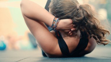 Verona, İtalya - 10 Haziran 2018: iş karın egzersizleri yapan güzel kız atlet.