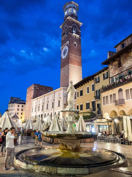 Verona Itálie Července 2018 Socha Madony Piazza Delle Erbe Noci — Stock fotografie