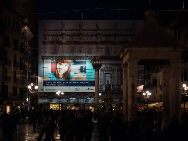 意大利维罗纳 2018年11月11日 修复期间 在历史中心一座建筑的门面上挂上了夜间的巨型广告牌 — 图库照片