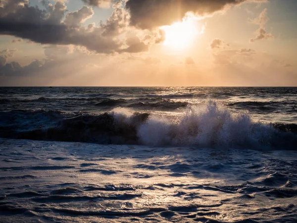 Пляж Заходу Сонця Бурхливому Морі Гуркіт Хвиль — стокове фото