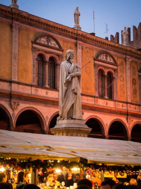 Verona, İtalya - 18 Kasım 2018: Heykel, Dante Alighieri Piazza dei sinyorlar Noel pazarları sırasında içinde.