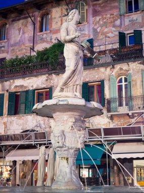 Verona, İtalya - 17 Temmuz 2018: Heykel Madonna Doğum Via delle Erbe gece, Verona, Veneto, İtalya