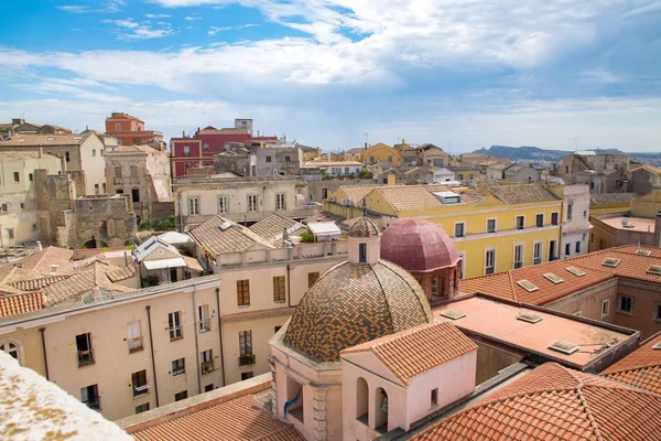 İtalya 'nın Sardunya bölgesinin başkenti Cagliari' nin manzarası.