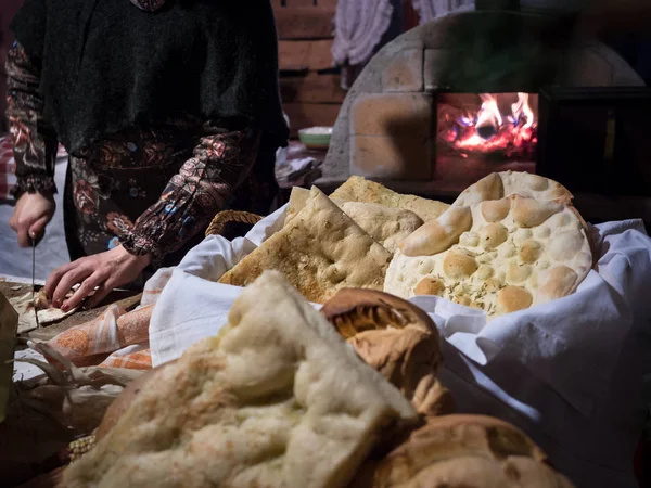 Eski bir odun yanan fırında pişmiş ekmek.