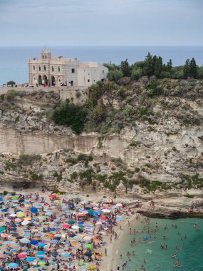 Tropea, İtalya'nın bir sembolü olarak tanınan güzel bir adacık üzerinde Santa Maria Kilisesi dell'Isola duruyor.