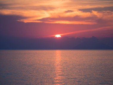 Denizin üzerinde harika gün batımı. İtalyan peyzaj.