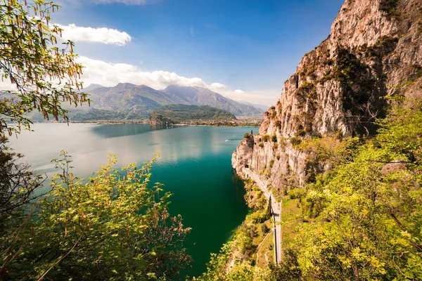 加尔达尔达 意大利在群山环绕华丽湖的全景 — 图库照片