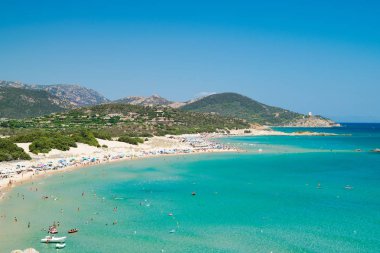 Chia, Sardinya, İtalya 'nın harika plajlarının manzarası.