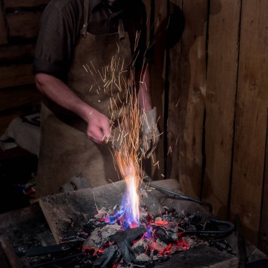 Demirci ocağı ateşe kalıp demir ısıtır.
