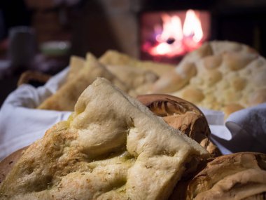 Eski bir odun yanan fırında pişmiş ekmek.