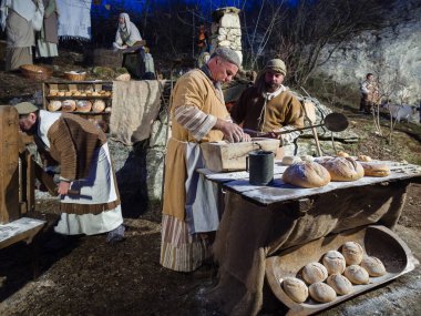 Vicenza, İtalya - 30 Aralık 2017: Baker yapmak ekmek sırasında bir tarihi yeniden yürürlüğe girmesi mağaraları Villaga, İtalya.