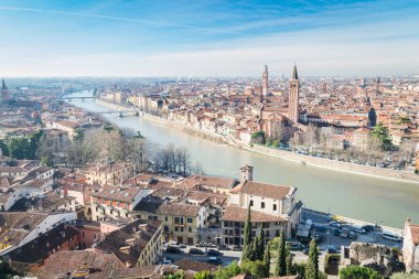 Panoramik tarafından Adige nehrini Verona tarihi merkezi.