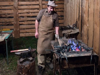 Verona, İtalya - 26 Aralık 2018: Demirci demir fırın yanıyor ısıtır.