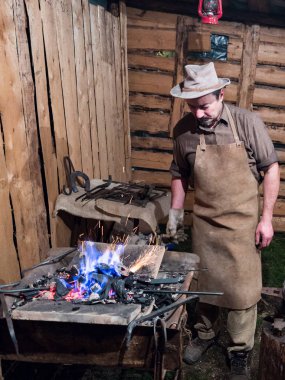Verona, İtalya - 26 Aralık 2018: Demirci demir fırın yanıyor ısıtır.