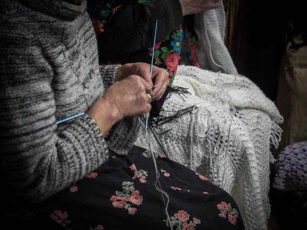 Detail Old Lady Knitting Wool Blanket — Stock Photo, Image