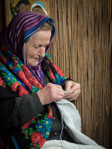 Verona, İtalya - 26 Aralık 2018: Yaşlı bir kadın bir yün battaniye örgü detayını.