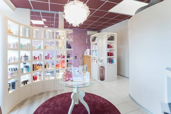 Kosmetika som visas på hyllorna i en modern skönhetssalong. — Stockfoto