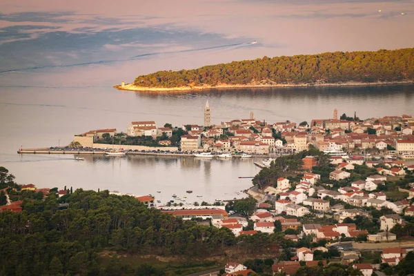 Miasto Rab, chorwacka miejscowość turystyczna sławny pod kątem jego czterech bel — Zdjęcie stockowe