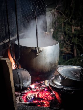 Şömine ahşap yangın yukarıda asılı pot.