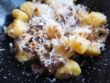 Patates gnocchi mantar, domalan ve pul pecorino c ile