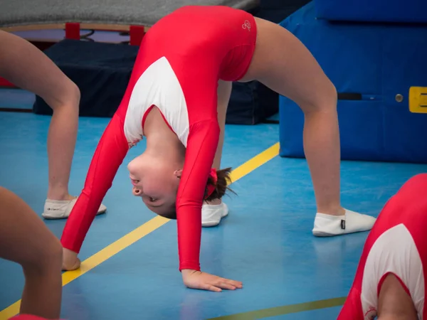 Маленькая девочка во время соревнований по художественной гимнастике . — стоковое фото