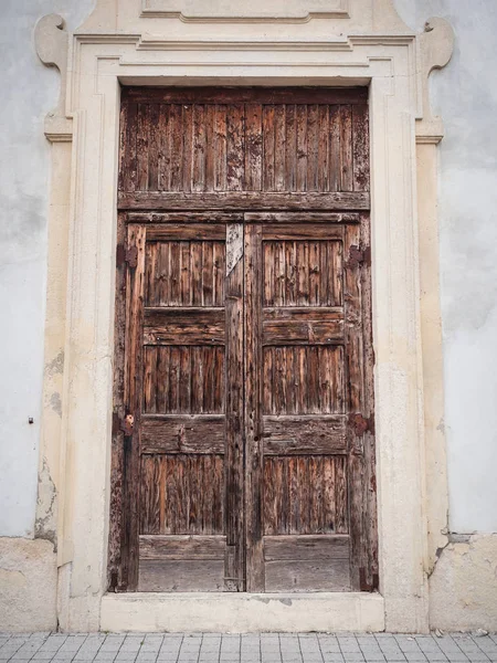Drewniane drzwi starożytnej świątyni włoski. — Zdjęcie stockowe