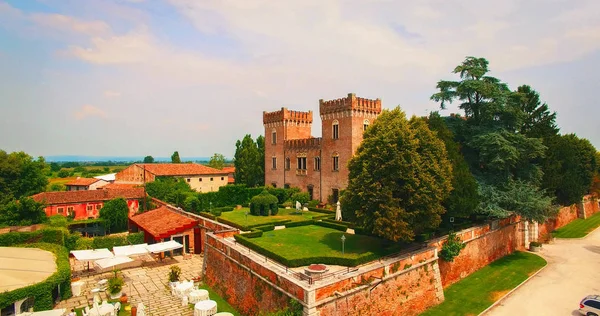 Belo castelo italiano velho que hospeda casamento no campo . — Fotografia de Stock