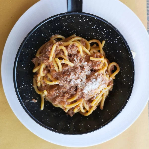 Spaghetti con ragù di carne serviti direttamente in padella . — Foto Stock