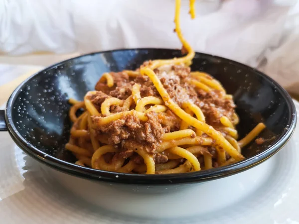 Espaguetis con ragú de carne servido directamente en la sartén . — Foto de Stock