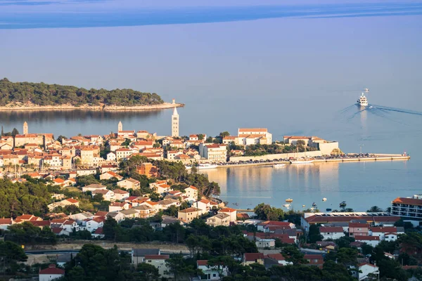 The town of Rab, Croatian tourist resort famous for its four bel — Stock Photo, Image